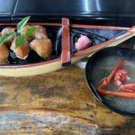 Bekko-Sushi und Miso-Suppe mit japanischem Lobster – hier in einem Sushiladen in Motomachi