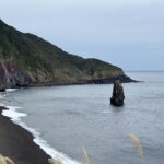 Nahansicht der Insel Fudeshima – der rote Teil der Küste linkerhand der Insel gehört zum alten Vulkan Fudeshima