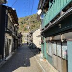 Die kleine Gasse am Hafen von Habu-Minato