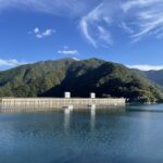 Der Okutama-Stausee im Sommer