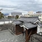 Rekonstruiertes Tor im Burgpark von Shizuoka