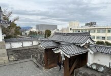 Shizuoka – Präfekturhauptstadt mit Geschichte Rekonstruiertes Tor im Burgpark von Shizuoka