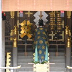 Shintopriester bei der Arbeit im Suwa Taisha Kamisha Honmiya