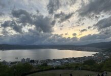 Suwa – ein schöner See und Ort, umgeben von schneebedeckten Bergen Der Suwa-See, vom Tateishi-Park aus gesehen