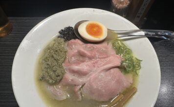 Chūka Soba Mukan (中華蕎麦 無冠) in Gotanda, Tokyo Chuka Soba Mukan in Gotanda, Tokyo