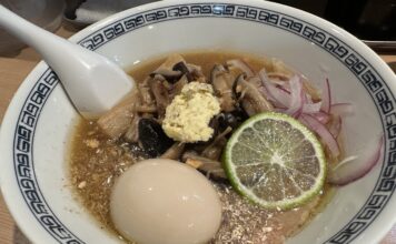 Chūka Soba Masuda (中華そば ます田) in Nerima, Tokyo Chuka Soba Masuda in Nerima: Ramen mit Pilzen