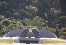 Japan zählt seine Weltkriegstoten und Takaichis Tanz mit dem Drachen