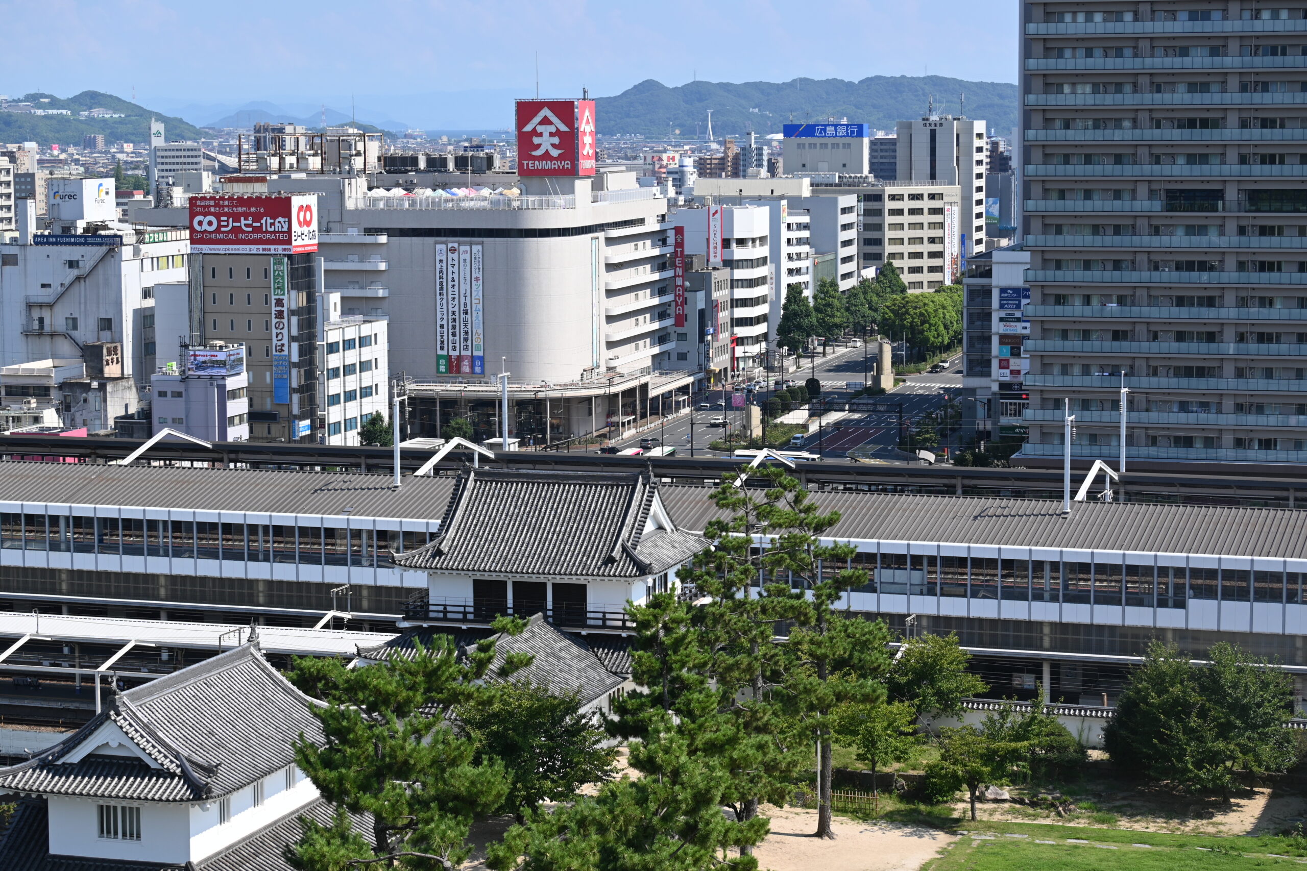 Blick auf den Bahnhof von Fukuyama und das beste Kaufhaus am Platz, Tenmaya