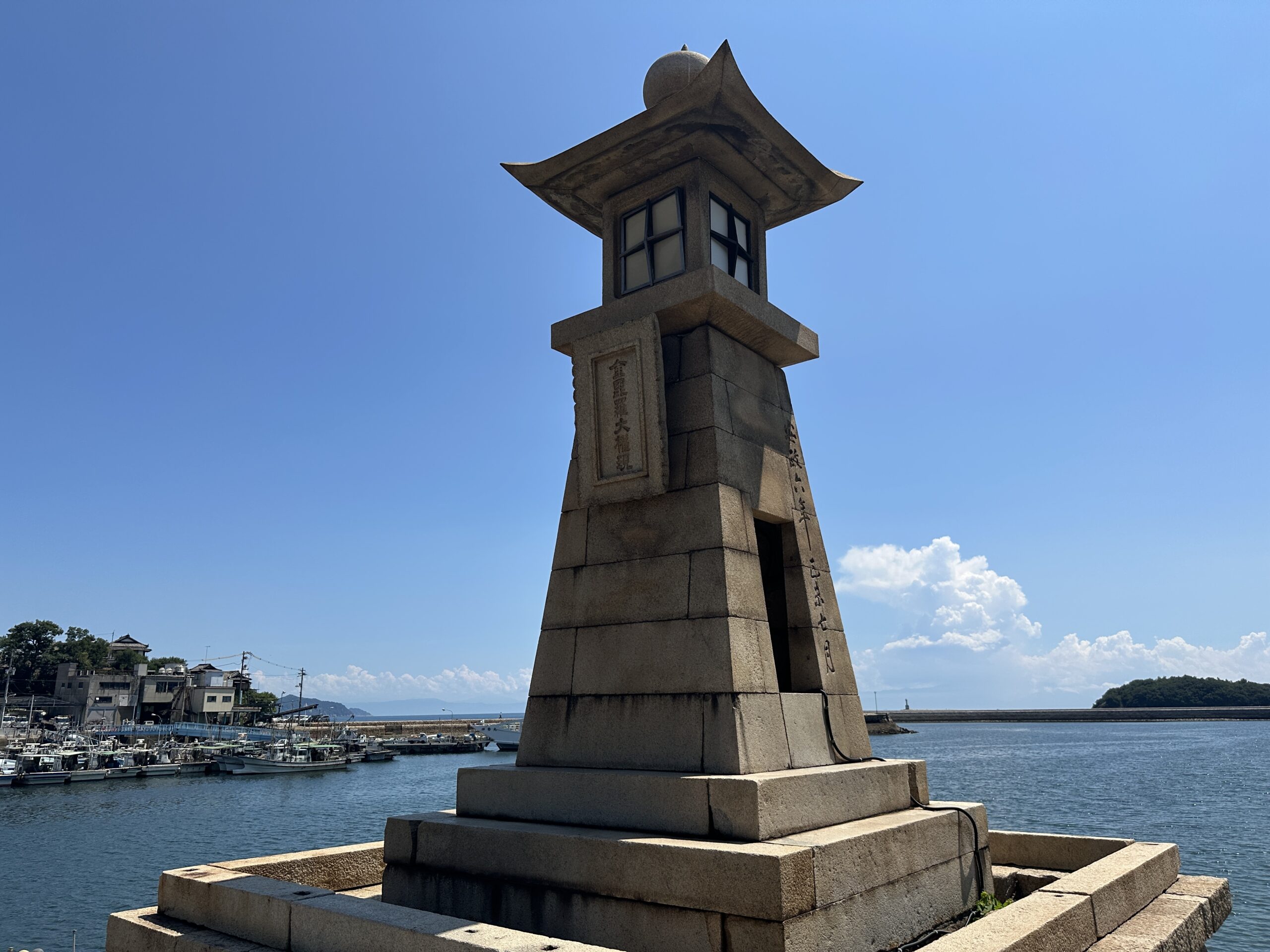 Klein, aber bedeutsam: "Nachtfeuer", ein kleiner Leuchtturm aus der Edo-Zeit am Hafen von Tomonoura