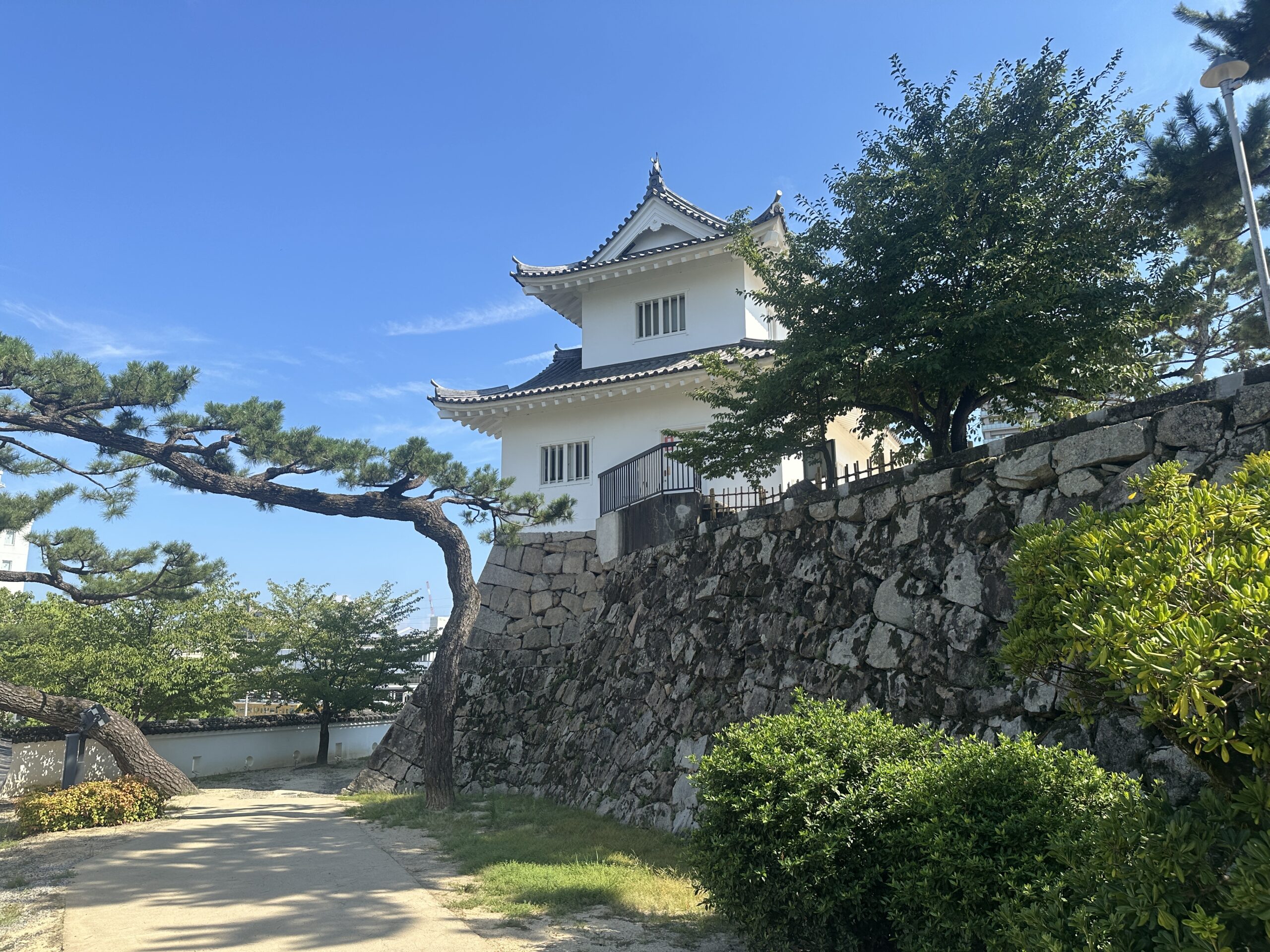Einer der kleineren Türme auf dem Gelände der Burg von Fukuyama