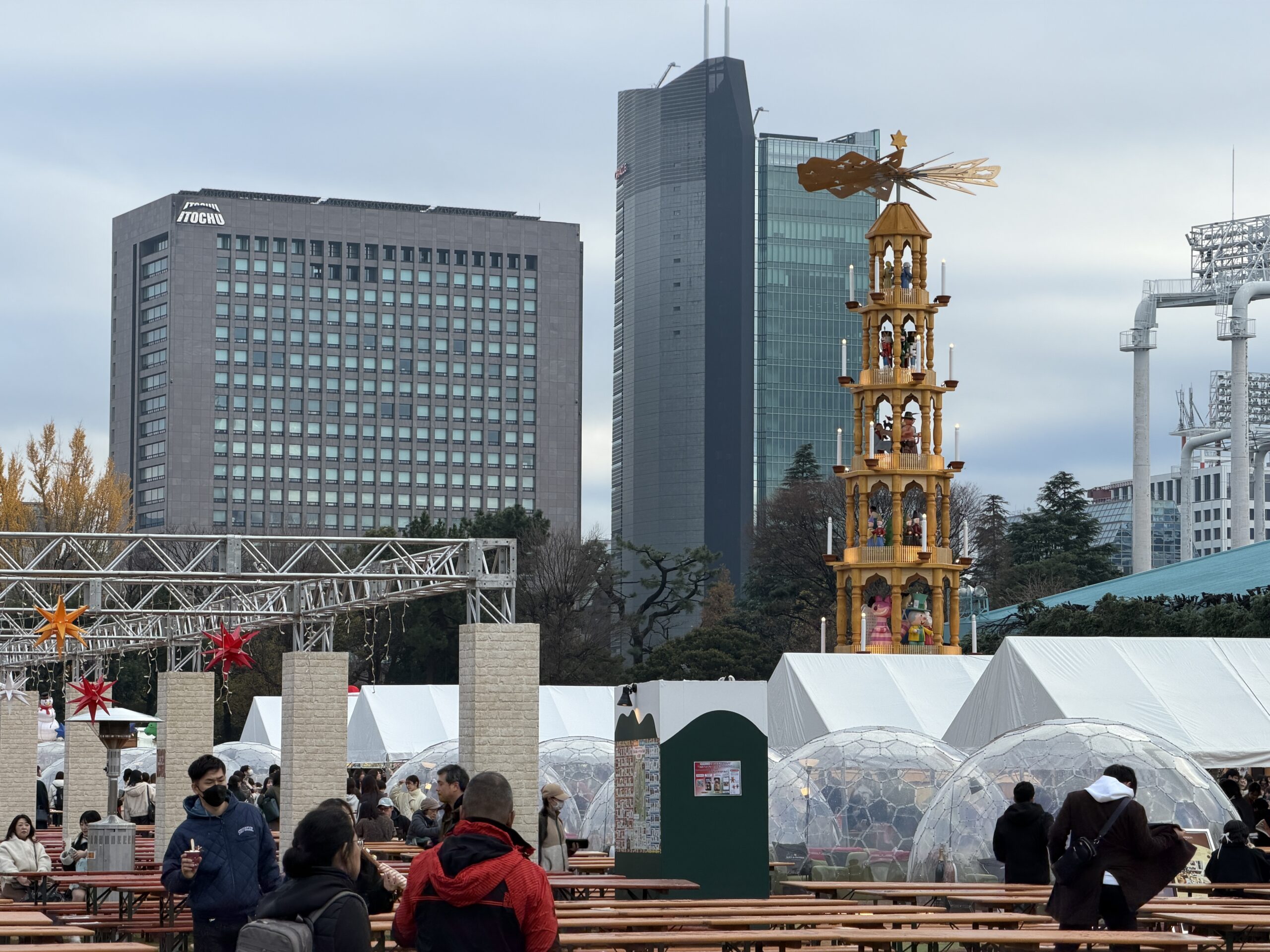 Wie immer ein Bild der Trauer: Weihnachtsmarkt in Tokyo