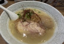 Ramen Senmonten Ogawa (らーめん専門店 小川 高幡不動店) in Takahata-fudō, Hino, Tokyo Ramen Ogawa am Bahnhof Takahata-fudō: Tonkotsu-Ramen